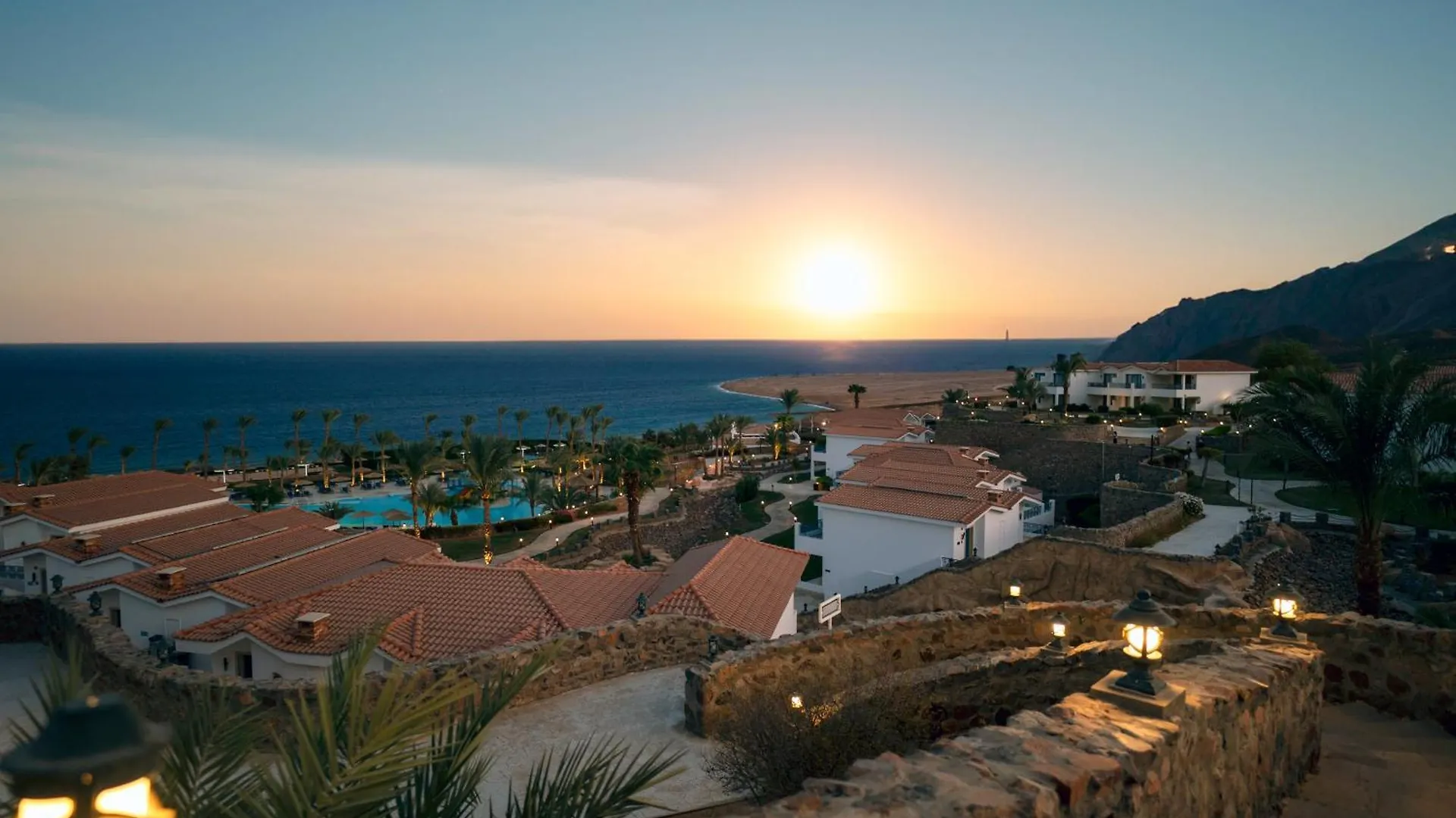 4 Family Hotels Near Reef 2000 Dive Club for Easy Beach Access